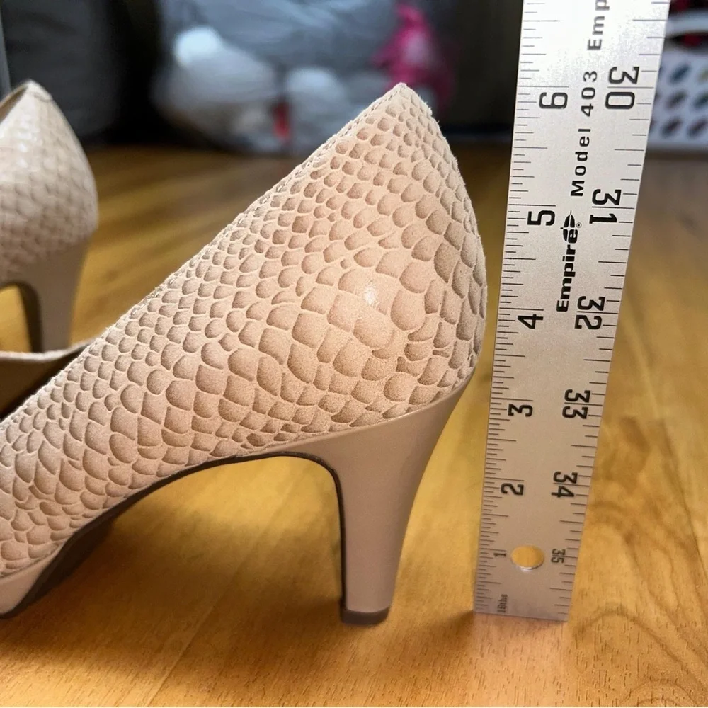 Clarks Women’s Cream Textured‎ Peep-Toe Heels Size 8M